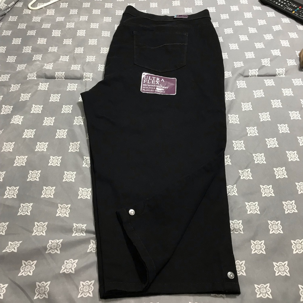 Gloria Vanderbill .Avery . Black Capri Pants